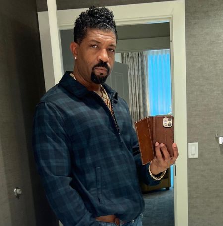 Deon Cole took a mirror selfie in his home.